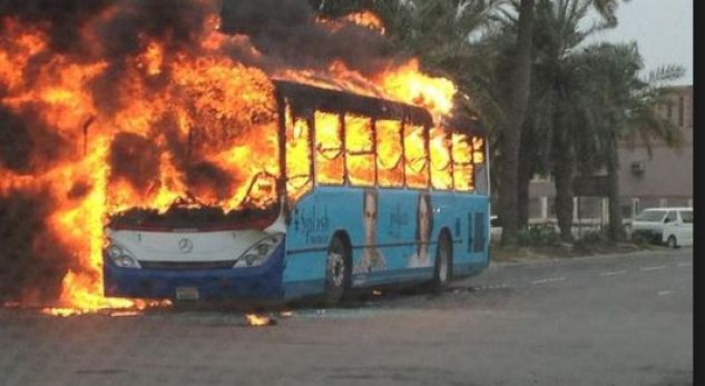 Merr flakë në ecje autobusi plot me pasagjerë