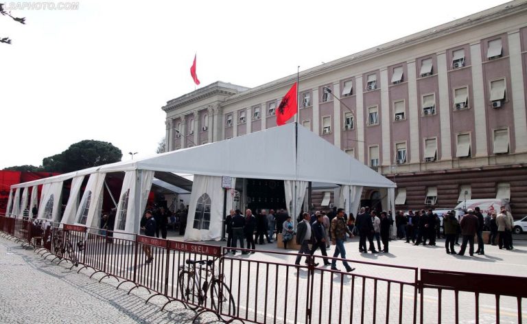 Pas 90 ditësh çmontohet “çadra e lirisë”