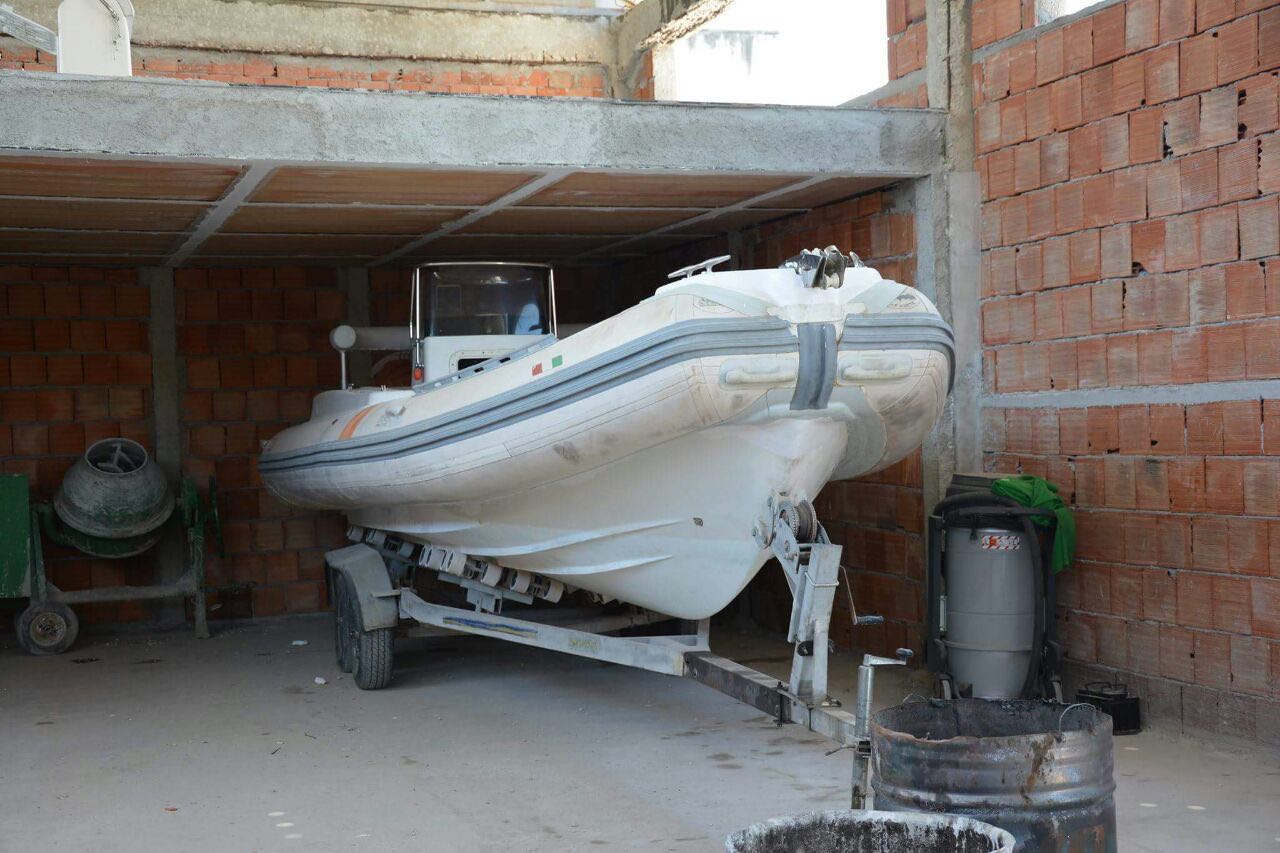 Policia gjen dy skafe që do përdoreshin për trafik droge (FOTO)