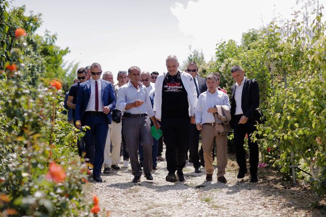 “Rama vishej me kollare e kostum, pastaj më njohu mua dhe…” (FOTO)