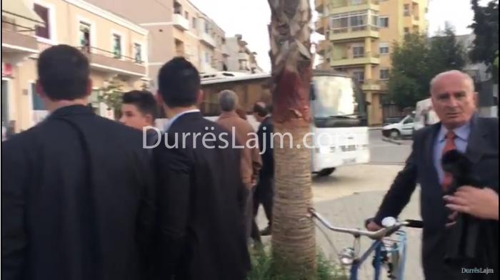 Pas festës në Kavajë, simpatizantët e PD nisen drejt Tiranës (VIDEO)