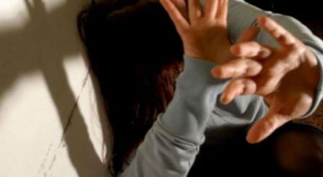 Durrës, burri 24 vjeç dhunon gruan më të madhe