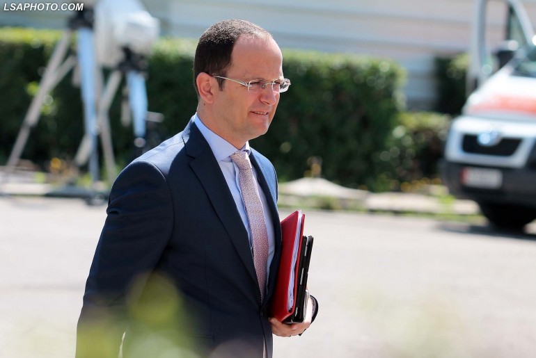 Bushati: Pse fitorja e Macron-it është lajm i mirë edhe për shqiptarët