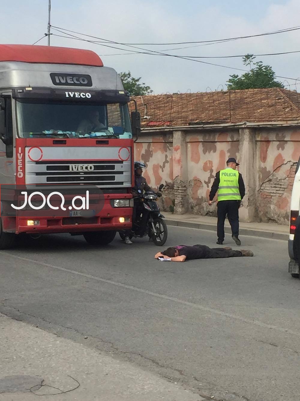 E pazakontë në Tiranë, burri shtrihet para kamionit dhe bllokon trafikun (Video)