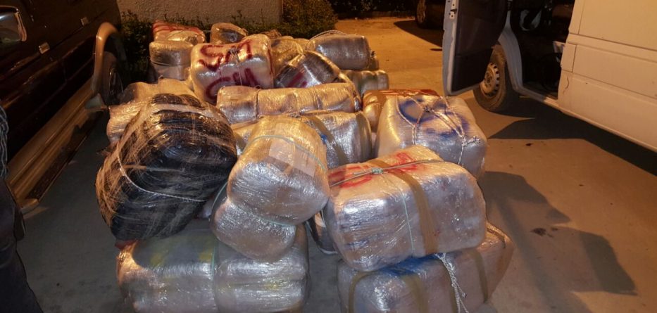 Bllokohet furgoni që lëvizte në qytet me 932 kg drogë
