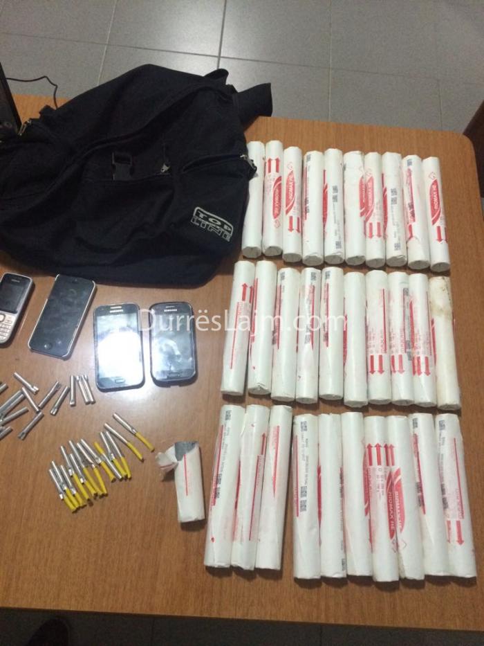 Durrës, arrestohen 4 trafikantë eksplozivi, si i kapi policia gruan me 3 burra