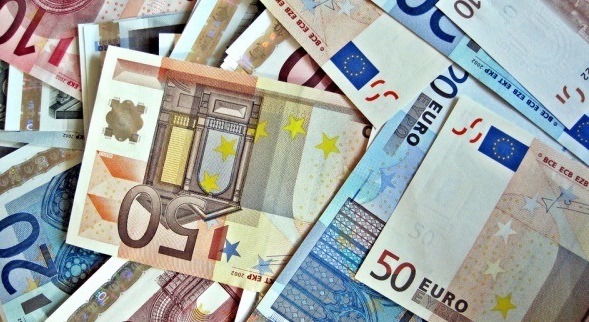 Vërshon euro në treg, rekord i ri, më i ulëti në 8 vjet