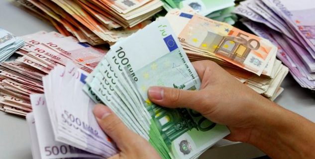 Euro prek nivelin më të lartë të 6 muajve në bursë, ndërsa në Shqipëri&#8230;