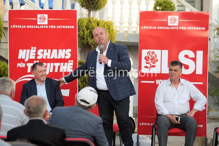 Çudia në Durrës/ Deputeti i PS-së bën fushatë për kandidatin e LSI-së (FOTO)