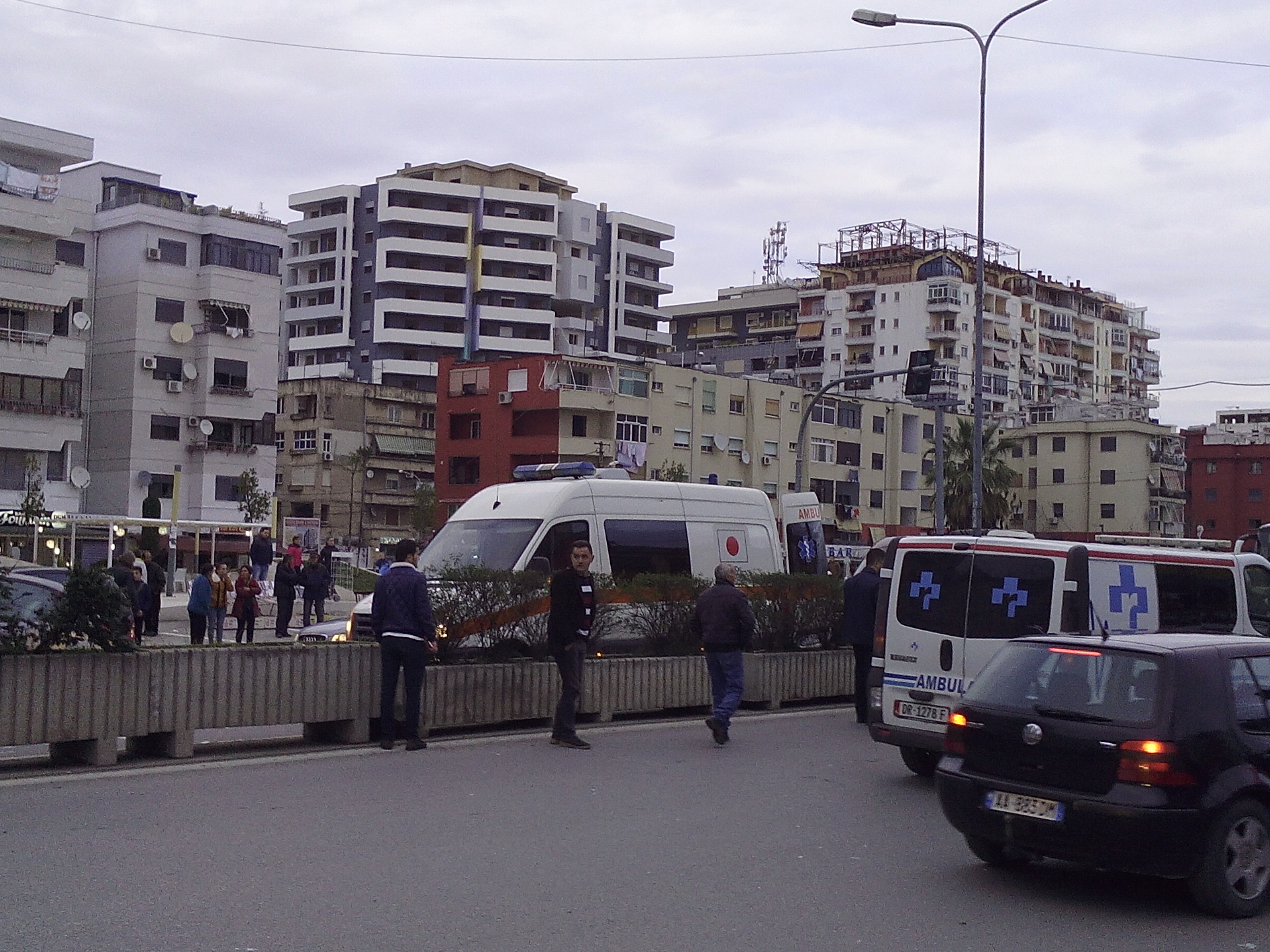 Përplasen dy Benz-a në Durrës, plagosen dy të rinj