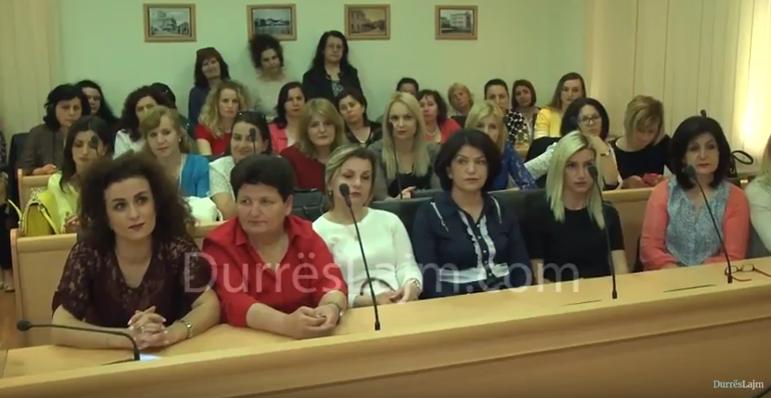 Durrës, 5 infermiere e mami nderohen me tituj (VIDEO)