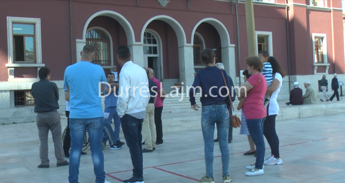 27 vjet në kabinat e plazhit, banorët  kërkojnë privatizimin e tyre