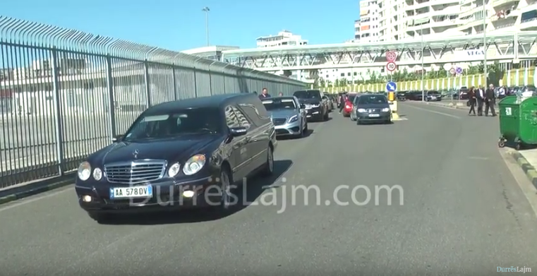 Mbërrin në portin e Durrësit trupi i deputetit Gjovalin Kadeli (VIDEO)