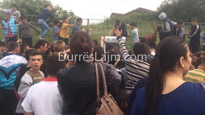 “Luftë” për një kanaçe (FOTO & VIDEO)