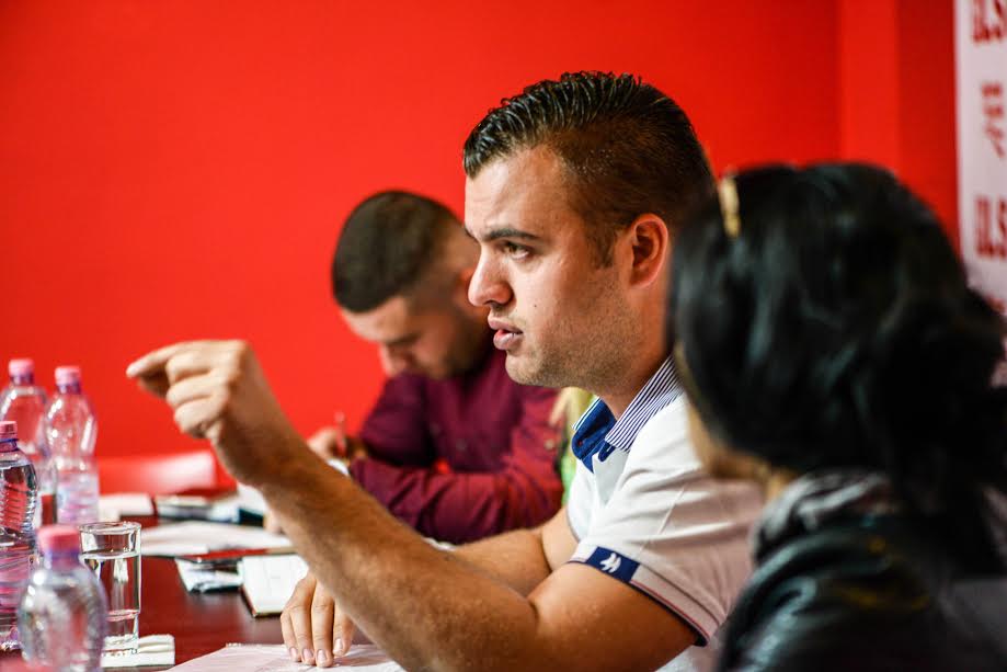 Djali i Lefter Kokës ndjek hapat e të atit, në fushatë me të rinjtë (FOTO)