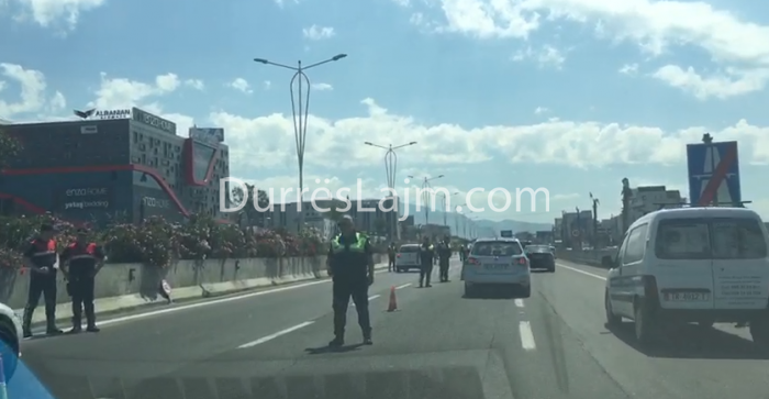 Ç’po ndodh në autostradë? Policia ndalon të gjitha makinat e dyshimta (VIDEO)