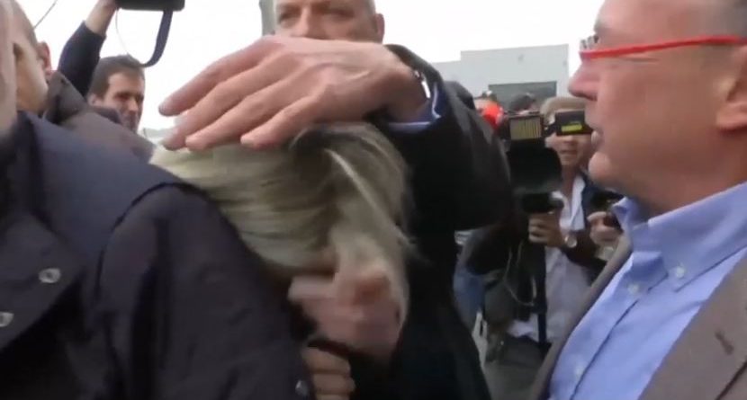 Sulmohet me vezë Marine Le Pen