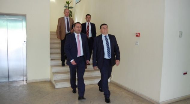 Protesta e PD-së, Çako i shkon në zyrë Llallës