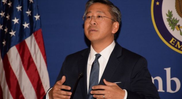 Ambasada e SHBA reagon për shtyrjen e zgjedhjeve në Kavajë