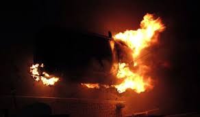 Një makinë shpërthen në ecje, përfshihet nga flakët