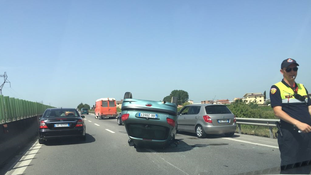 Aksident i frikshëm, makina përmbyset në autostradën Tiranë-Durrës