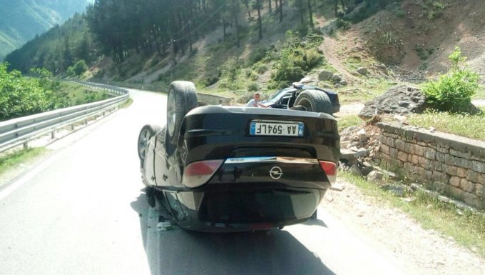 Përmbyset një tjetër automjet, dy të plagosur