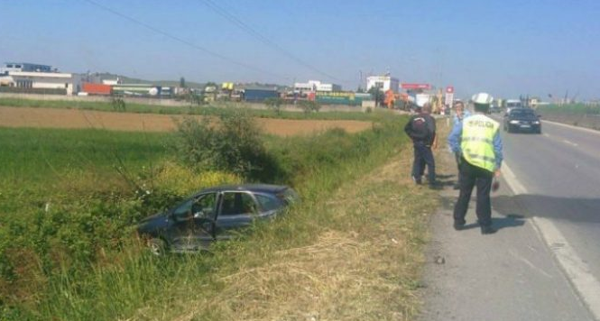 I merr foshnjën gruas dhe bie në kanal me makinë