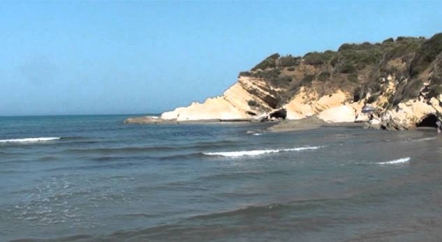 Pa nisur mirë plazhi, femrat shfaqen nudo në mes të ditës (FOTO)