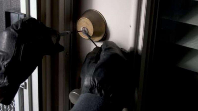 Vodhi dy banesa në Durrës, zbulohet dhe arrestohet 20-vjeçari