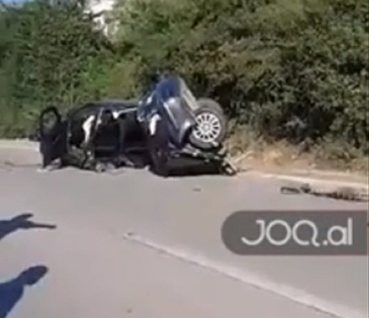 Aksident i tmerrshëm, mjeti ndahet përgjysmë (VIDEO)