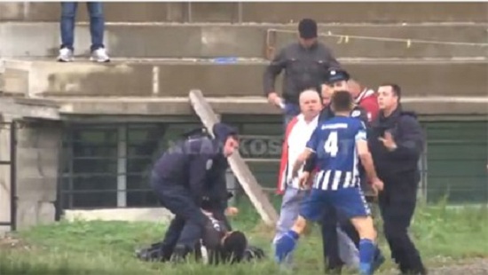 Ngjarje e paprecedent, policia arreston futbollistin gjatë ndeshjes (VIDEO)