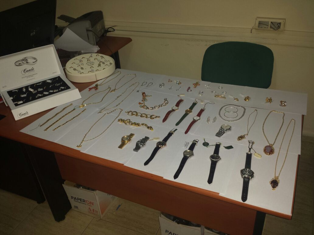 Ja orët e floririt dhe varëset e diamantit që iu sekuestruan çiftit në Durrës (VIDEO)