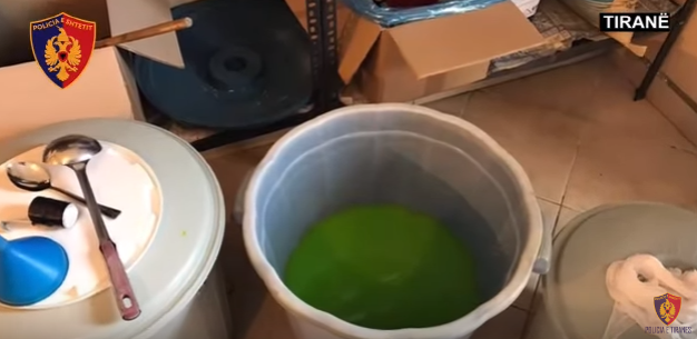 Zbulohet punishtja ku falsifikoheshin pijet energjike dhe freskuese (VIDEO)