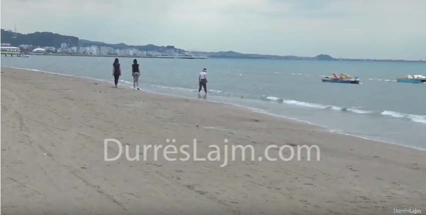 Plazhi i Durrësit gati për të pritur pushuesit në fundjavë (VIDEO)