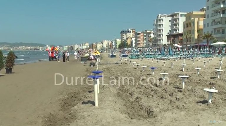 Mbërrijnë pushuesit e parë, përshtypjet e tyre për plazhin e Durrësit (VIDEO)