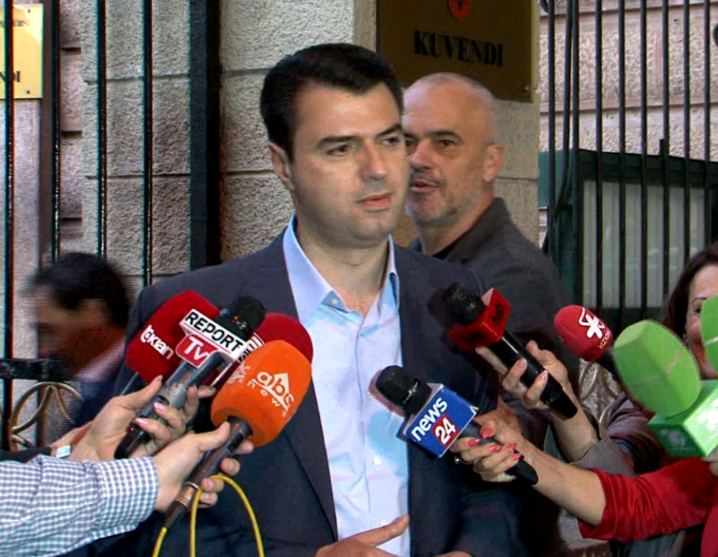 Ja çfarë bëri Rama teksa Basha fliste (VIDEO)