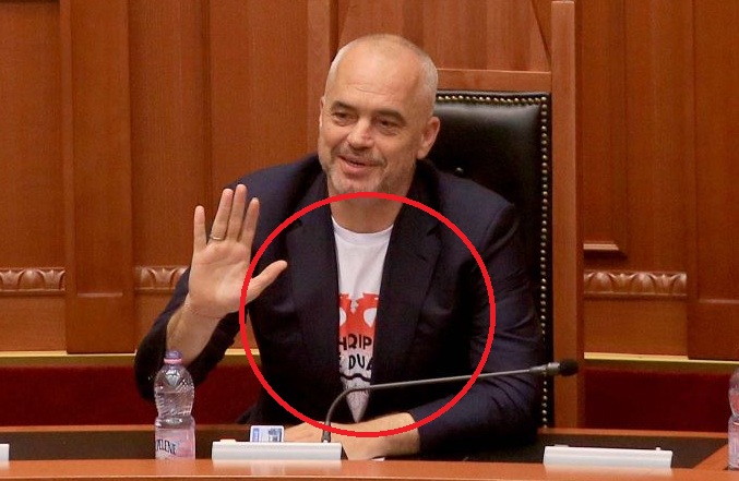 Rama thyen kodin e veshjes në Kuvend?