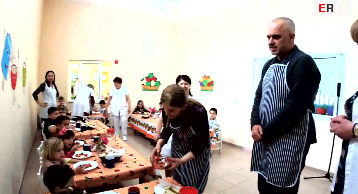 Kur supën ta sjell Edi Rama me përparëse… (VIDEO)