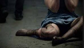 Shqiptari përdhunon rumunen, e kanos me levë kokës dhe e vjedh