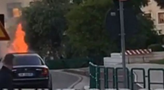 Përfshihet nga flakët një makinë tip Benz
