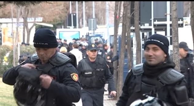 Policia “mësyn” në Kavajë