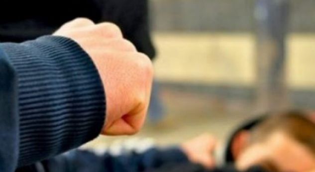 Kërcet grushti në plazhin e Durrësit, 4 persona konfliktohen me njëri-tjetrin