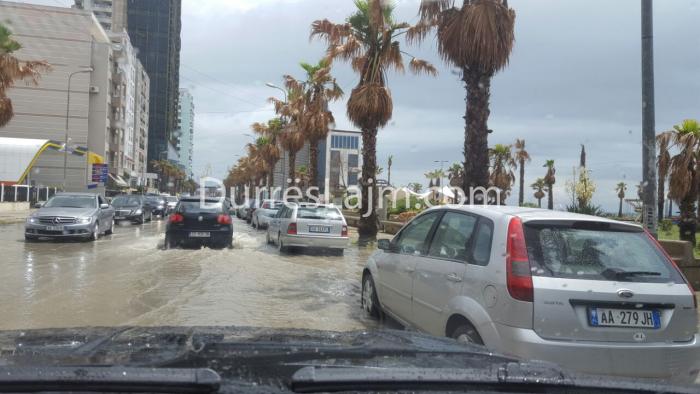 Çfarë i bën Durrësit gjysëm ore shi (FOTO & VIDEO)