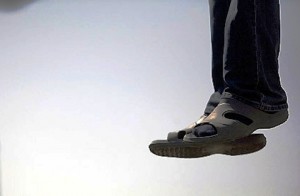 Familjarët gjejnë 20-vjeçarin të varur në pemë