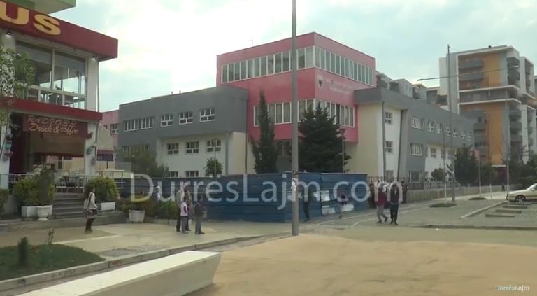 Hije skandali në Durrës/ Shkollës i “mbin” ndërtimi në oborr (VIDEO)