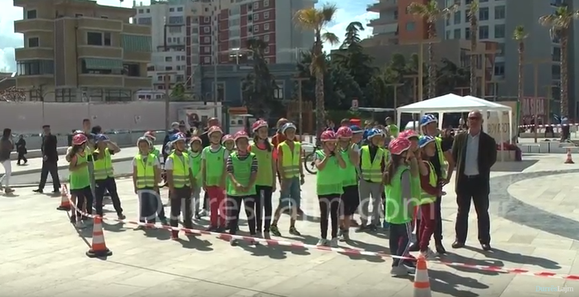 Mos u tallni me fëmijët! Para se t’i hipni në biçikleta, bëni rrugë e korsi që të mos i shtypin makinat! (VIDEO)