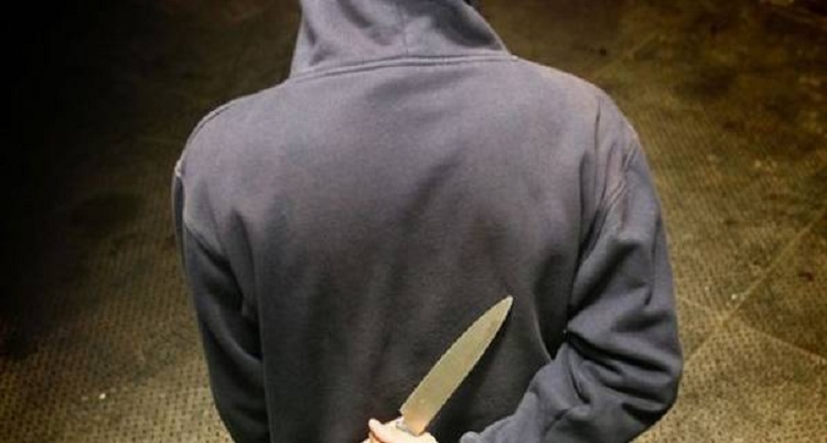 Sherr me thika, plagoset adoleshenti në Durrës