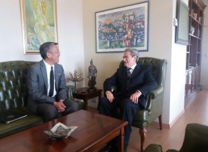 Ish-kryeministri Berisha takohet me ambasadorin Lu në zyrë