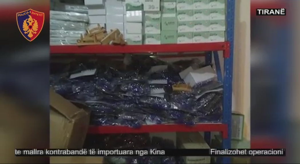 “Shëtitësi”, nga letrat e lagura tek biberonat, zbulohet magazina e mallrave kontrabandë nga Kina (VIDEO)
