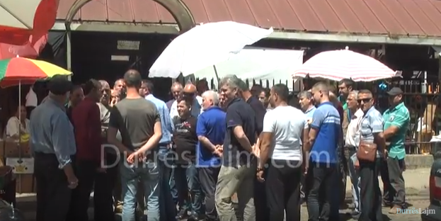 300 tregtarë të fruta-perimeve në Durrës ngrihen në protestë (VIDEO)